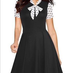 Polkadotted sleeve black dress with pockets